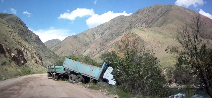 KG_Weg nach Toktogul_Lastwagen_3-1_k KG_Weg nach Toktogul_Lastwagen_3-1_k